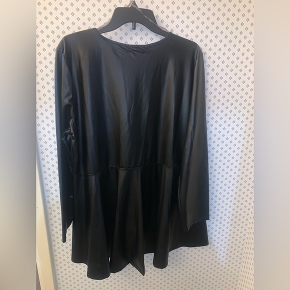 MAGNIFICENT CROPPED PLUS SIZE 3X FAUX LEATHER TOP! OR UNZIP & USE AS…A JACKET! - Picture 2 of 5